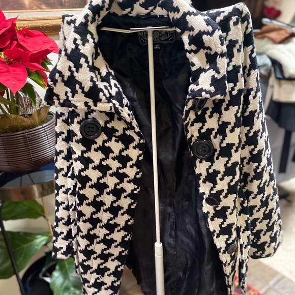 LASO KISS COAT SIZE LARGE with belt, 2 pocket. Brand new no tag. - Picture 7 of 7